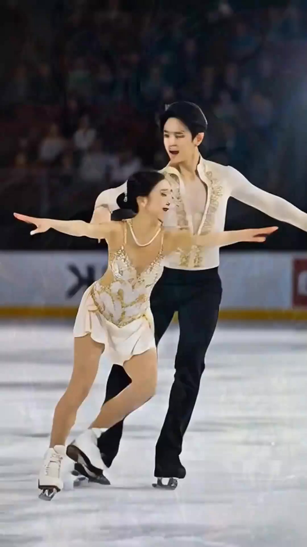 全情投入,运动员呈现完美表现 全情投入,运动员呈现完美表现