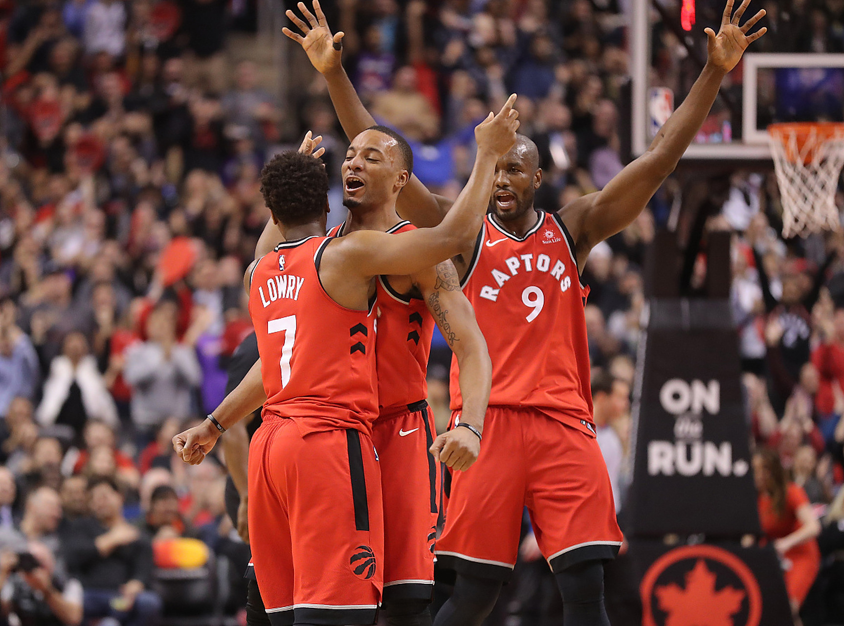 猛龙队主场取胜，球迷热情欢呼