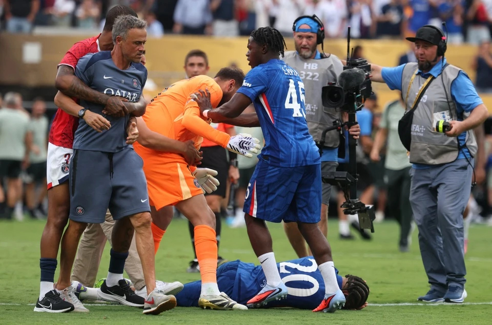 包含巴西队在国际赛事中惨败，遭遇尴尬失利的词条